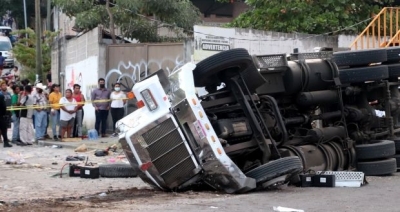 At least 53 people dead after lorry smuggling migrants crashes in Mexico
