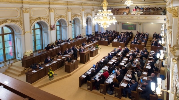 Czech lawmakers’ debate on EU migration gets heated, draws attention of Commissioner
