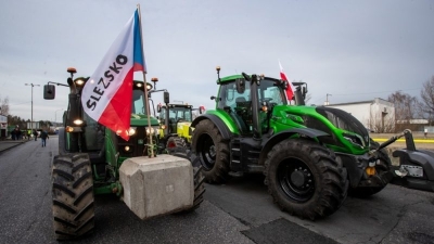 Czech farmers continue to protest, remaining peaceful