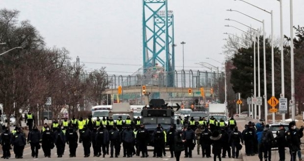 US-Canada bridge reopens after police clear protesters