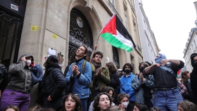 Gaza student protest in Paris sees tense standoff with Israel supporters
