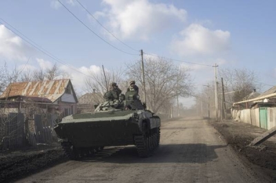 Russian attack on Bakhmut intensifies as civilians flee on foot