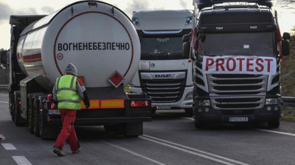 Economic losses pile up in Ukraine as Polish truckers protest
