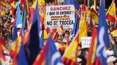 Thousands of right-wing activists march against Sánchez and ‘indignity’ of amnesty law