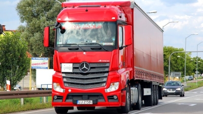 Russian parliament urges government to ban Polish trucks