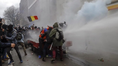 Clashes erupt at Brussels protest against COVID rules